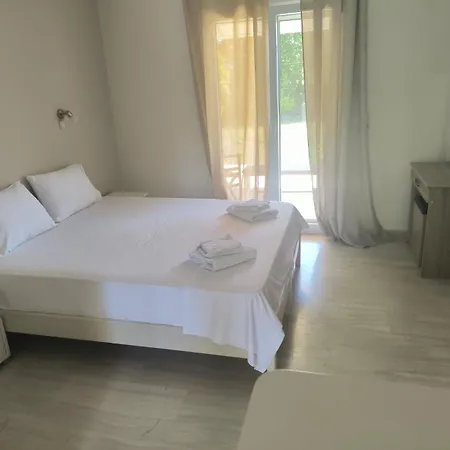 Alexandros And Georgia Aparthotel *